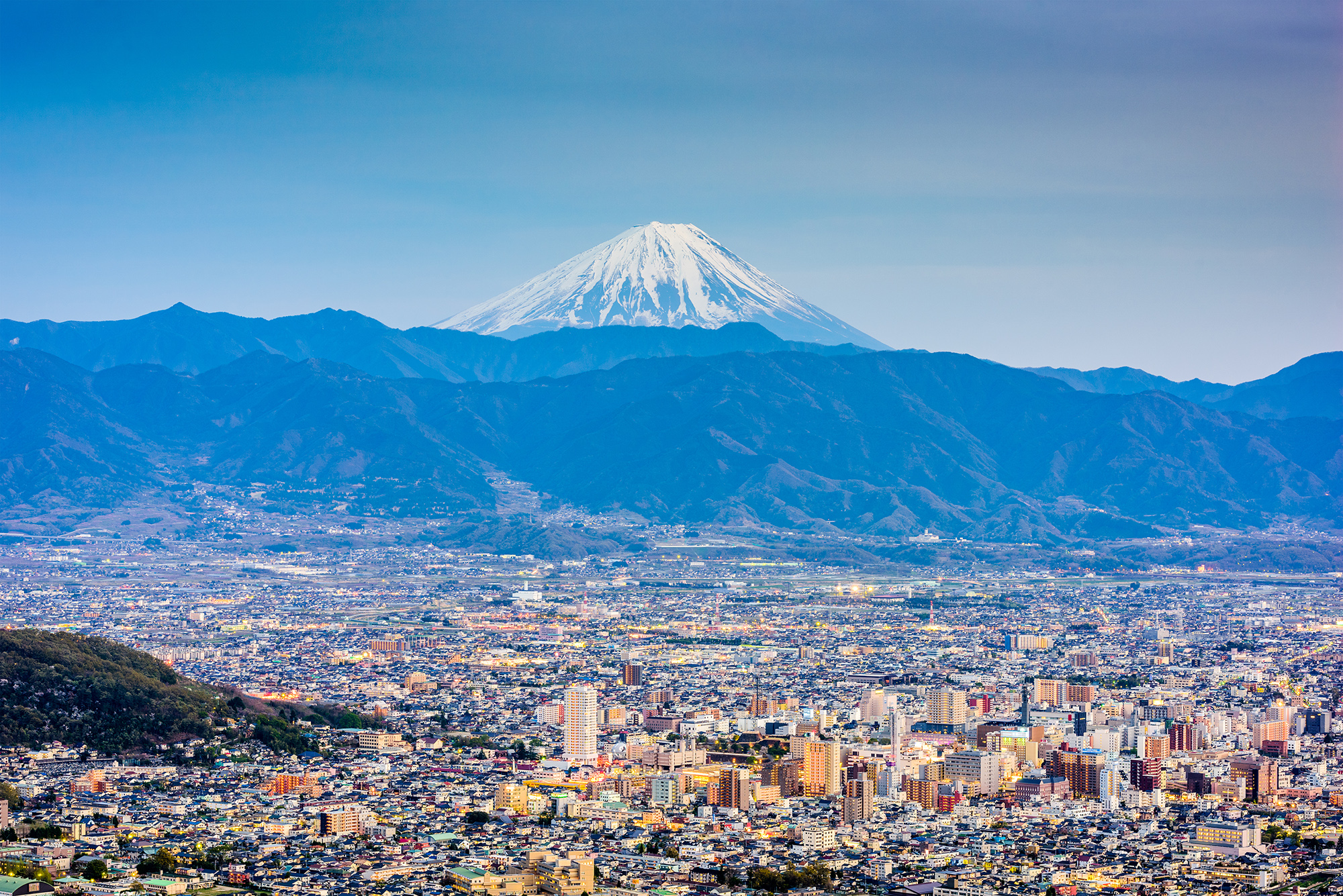甲府盆地と富士山